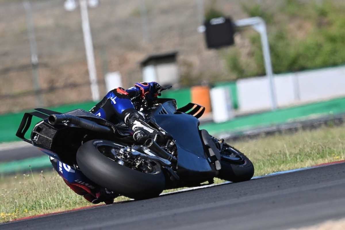 Augusto Fernandez mit dem V4-Bike von Yamaha