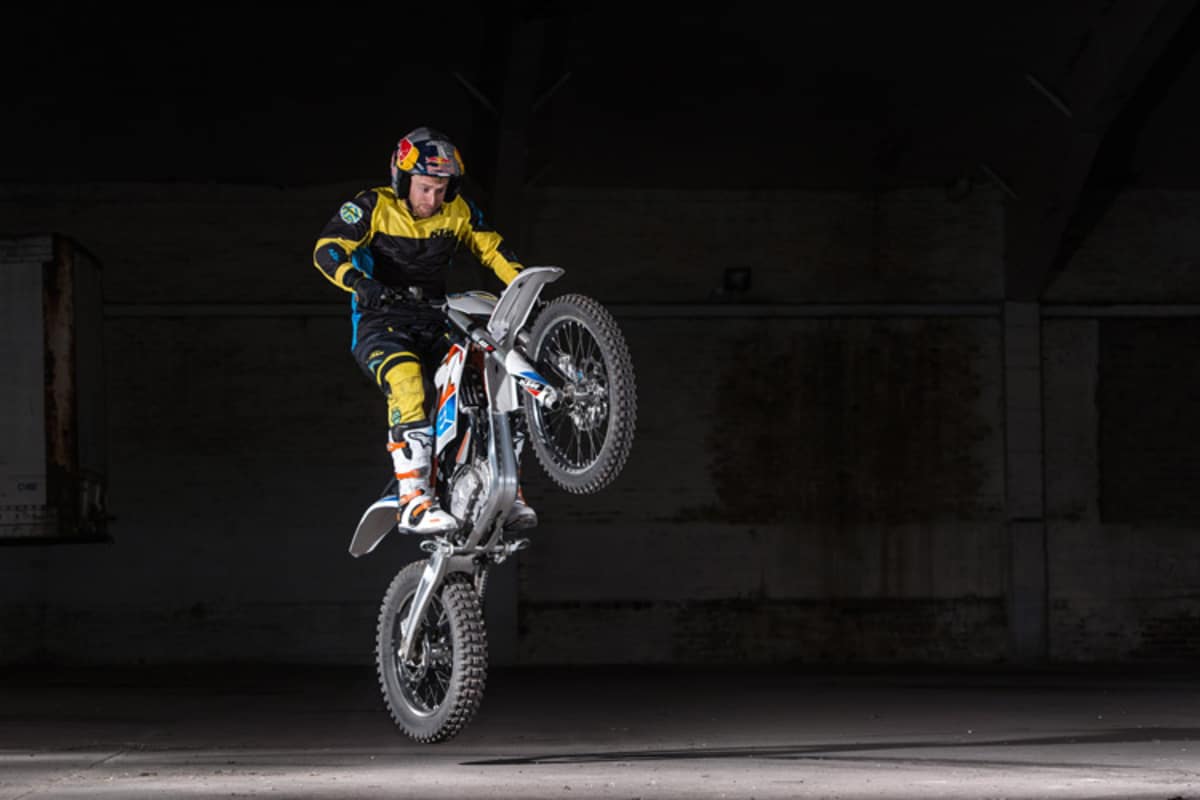 Danny beginnt, sein Können vom Fahrrad aufs Motorrad zu übertragen 