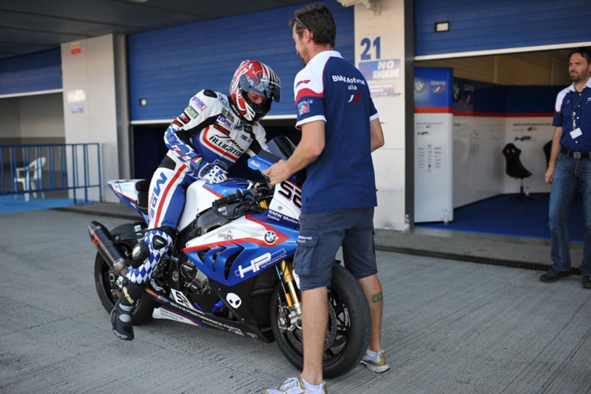 Los geht’s mit der Evo-Maschine aus der Superbike-WM