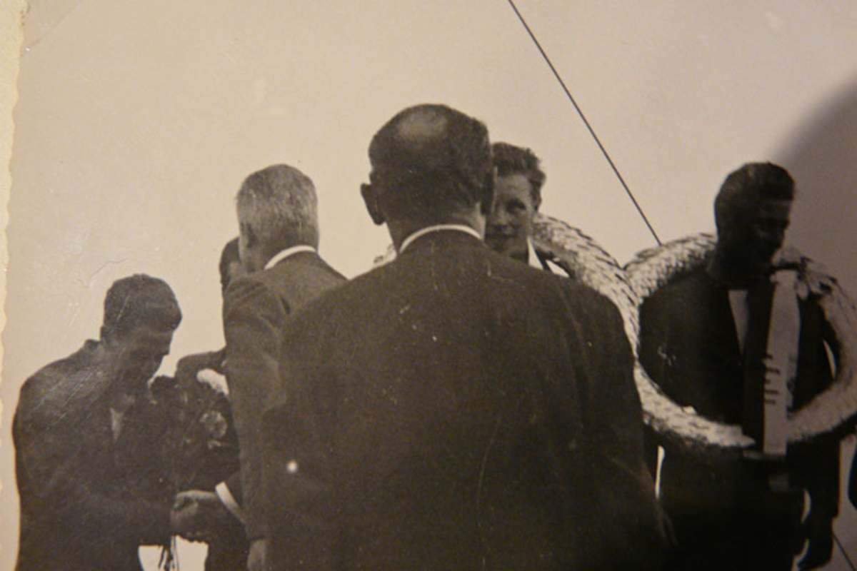 Avus Berlin 1963: Sepp und Fred Huber werden von Willy Brandt geehrt