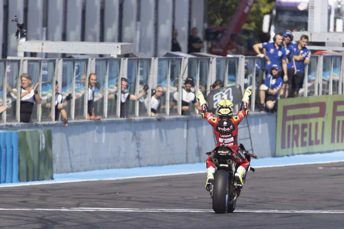 Álvaro Bautista gewinnt das Rennen