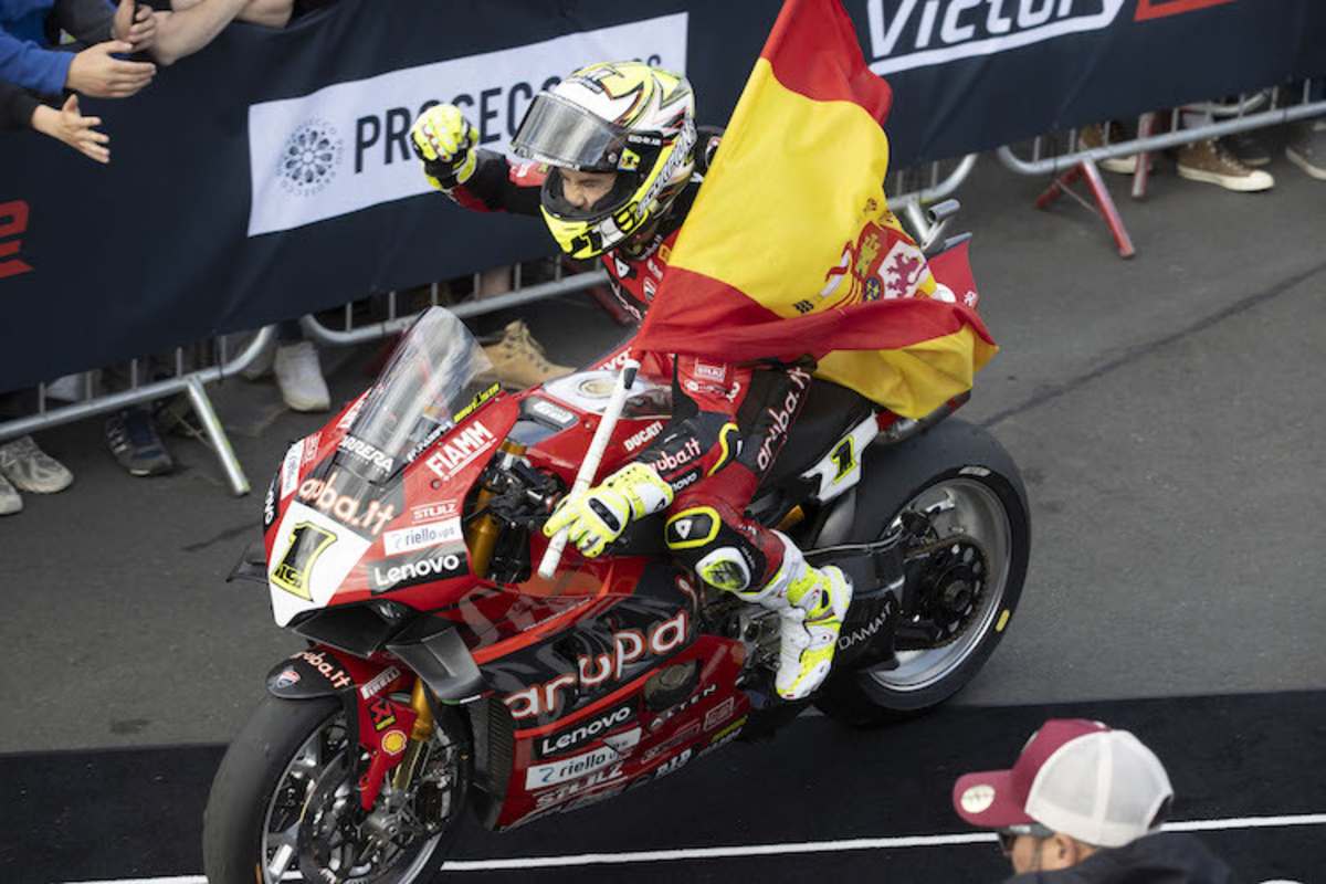 Álvaro Bautista gewinnt das Rennen