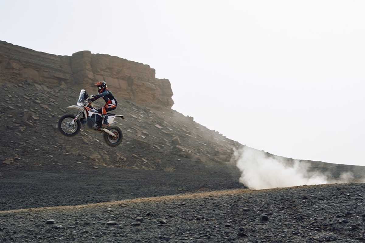 Damit kann man nicht nur zu Höhenflügen abheben, sondern auch heil wieder landen: KTM 450 Rally Replica