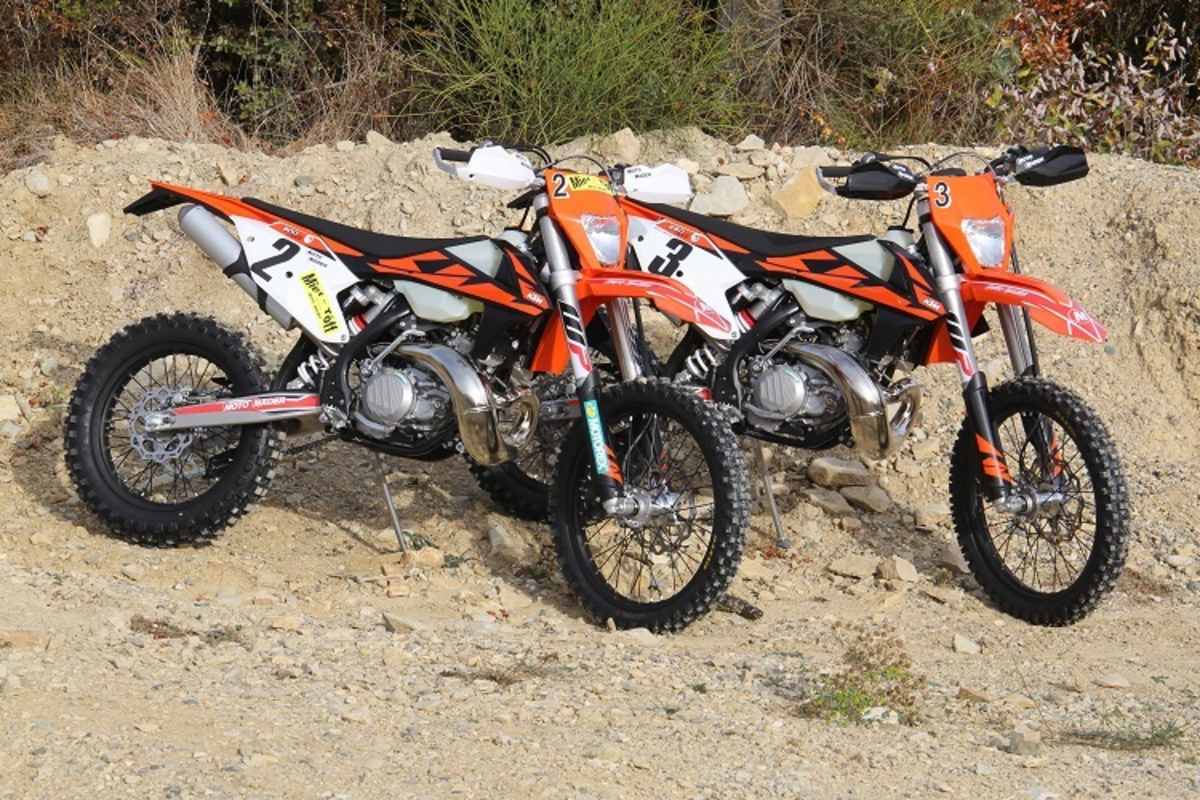 KTM EXC 300 TPI (vorne) und 250 TPI: Sehen aus wie Zwillingsschwestern, doch die Charaktere unterscheiden sich doch wesentlich