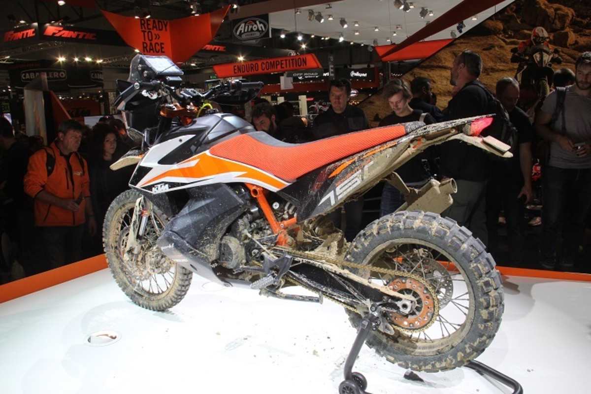 Im Rallyesport bewährt: Tief heruntergezogene Tanks, die vor Sturzschäden entsprechend geschützt werden müssen