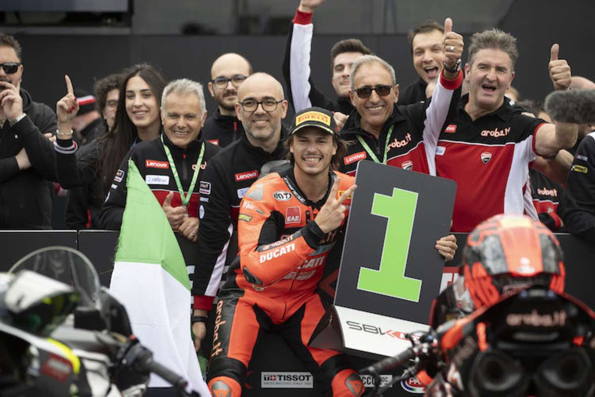 Nicolò Bulega siegt in Donington Park