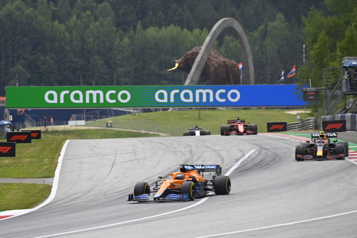 Daniel Ricciardo vor Sergio Pérez