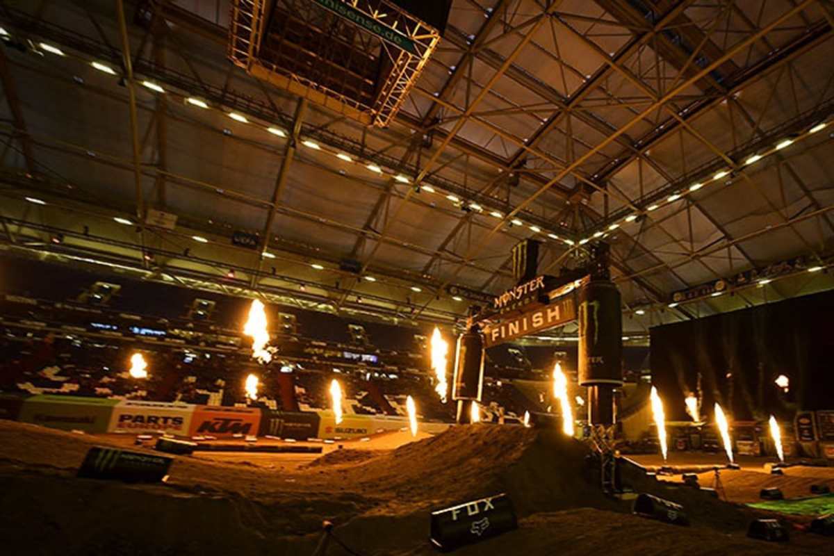 Das Supermotocross auf Schalke findet vor leeren Zuschauerrängen statt
