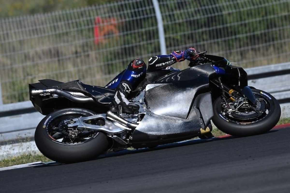 Augusto Fernandez mit dem V4-Bike von Yamaha