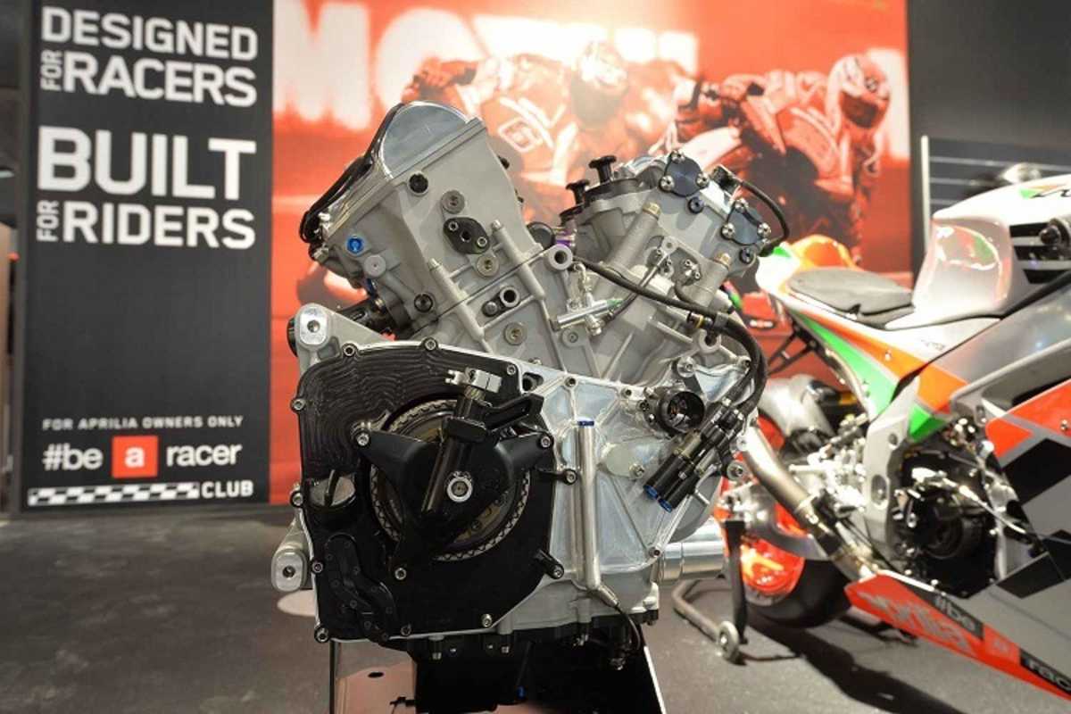 Der V4-Motor der Aprilia, in der GP-Version mit mehr Bohrung und kürzerem Hub, pneumatischer Ventilsteuerung und Trockenkupplung