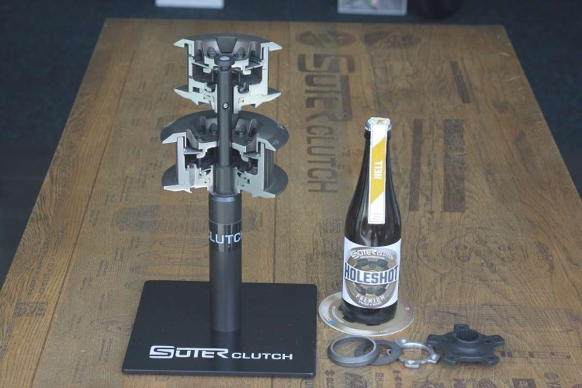 Gibts nur nach gewonnenem Start: Suter für die Afterrace-Party liess extra ein Holeshot-Bier brauen