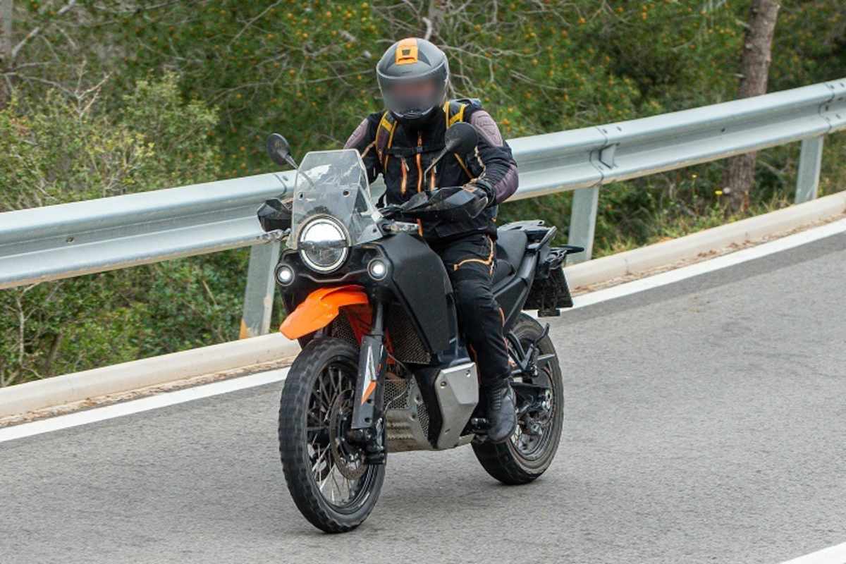 Husqvarna 901 Norden, gerüstet für Offroad-Reisen mit einem hochgelegten Vorderkotflügel aus dem KTM-Teilelager