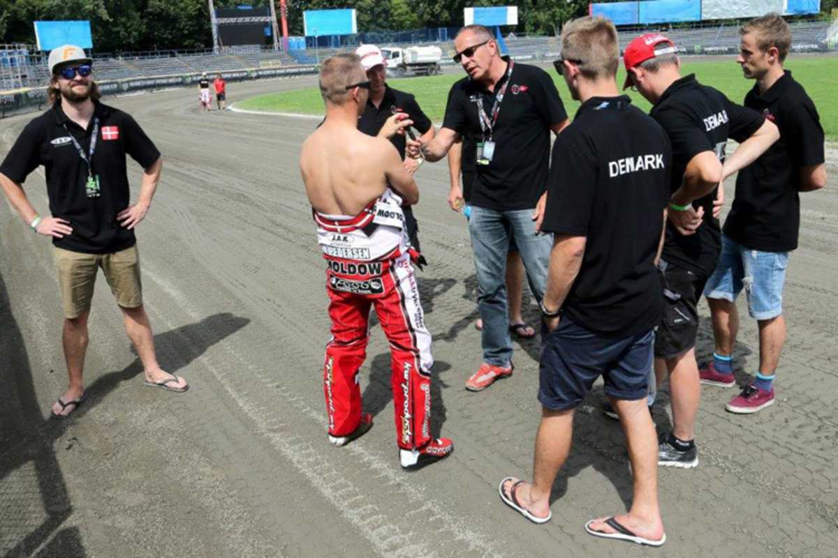 Team Dänemark bei der Bahnbesichtigung in Bromberg