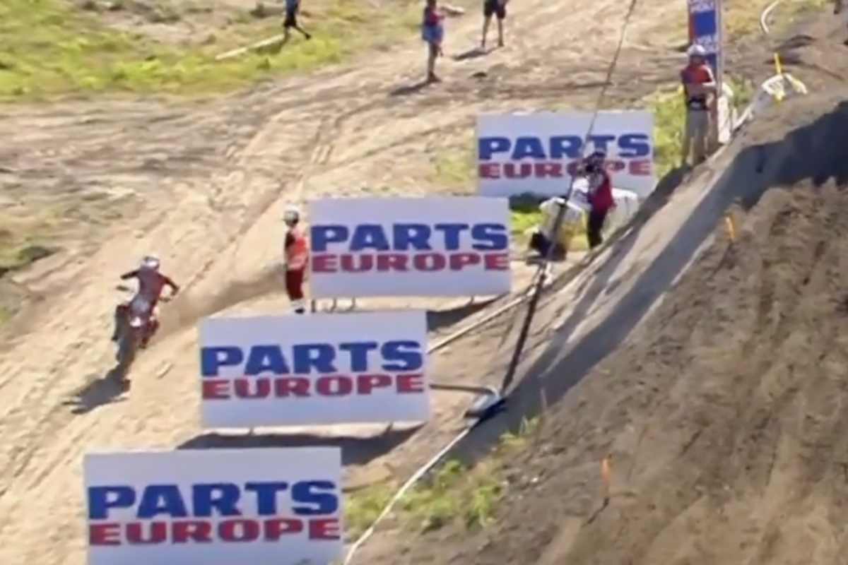 Tom Vialle fährt neben der Strecke und verliert die Führung