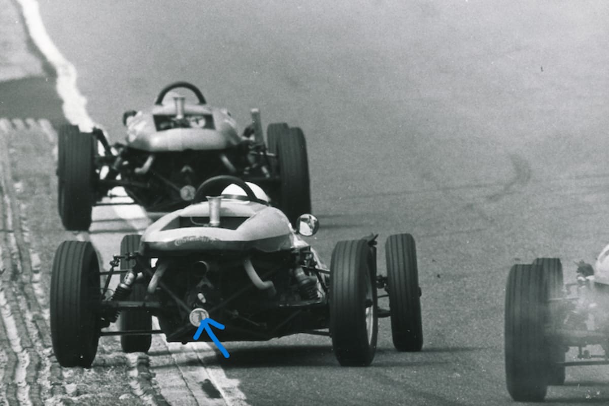 Ende des Ertl-Getriebetricks: Das Heck aller Kaimann Formel V-Rennwagen wurde Zug um Zug mit einer stabilen Stahlkonstruktion samt Rammschutzplatte (Pfeil) für das bis dahin freiliegende Schaltgestänge ausgestattet