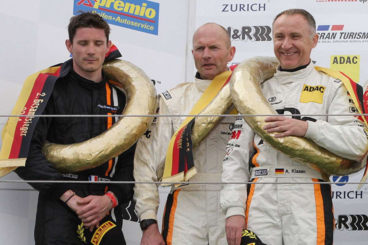 Rudi Adams und Arno Klasen (2. und 3. von links) schaffen es beim dritten VLN-Lauf aufs Podium