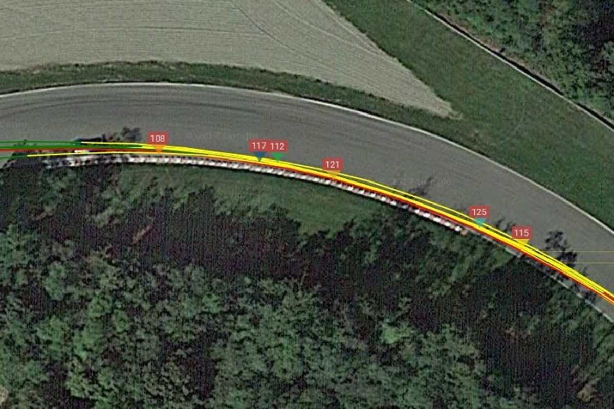 Rolf hat für die erste schnelle Linkskurve nach dem Wald keinen funktionierenden Plan: Topspeed variiert stark und ist immer woanders