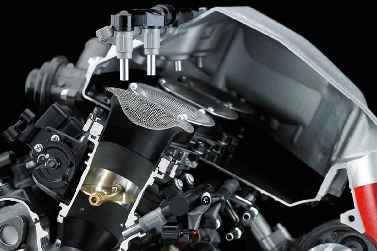 Da der Luftfilter dem Kompressor vorgeschaltet ist, dient die Airbox nurmehr als Überdruckbehälter für auf bis zu 2,4 bar vorverdichtete Ansaugluft