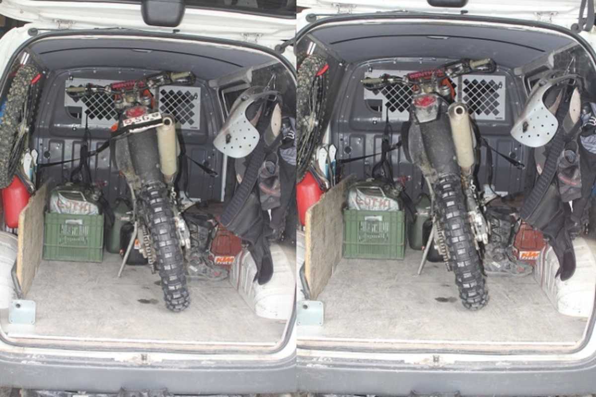 Transport eines in der Schweiz verzollten Motorrads in die EU: Ob zum Strassenverkehr zugelassen (links) oder nicht ist wesentlich