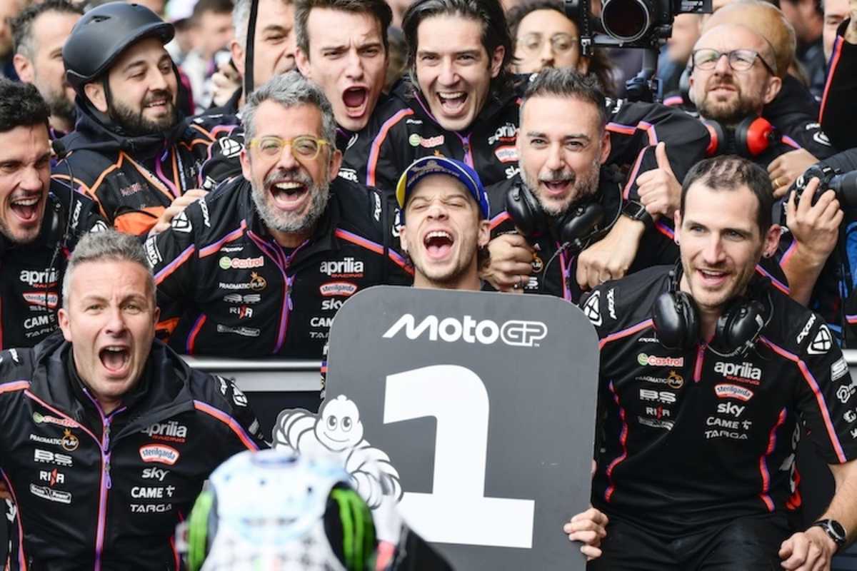 Sieger Marco Bezzecchi und Team