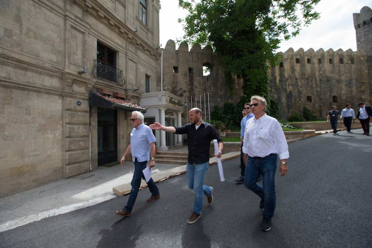 Charlie Whiting (links) und Hermann Tilke (rechts) in der Altstadtpassage