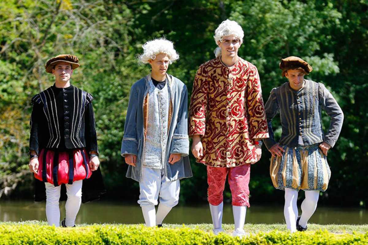 Alexis Masbou, Fabio Quartararo, Loris Baz und Johann Zarco in historischer Tracht beim Pre-Event im «Château de Lude»