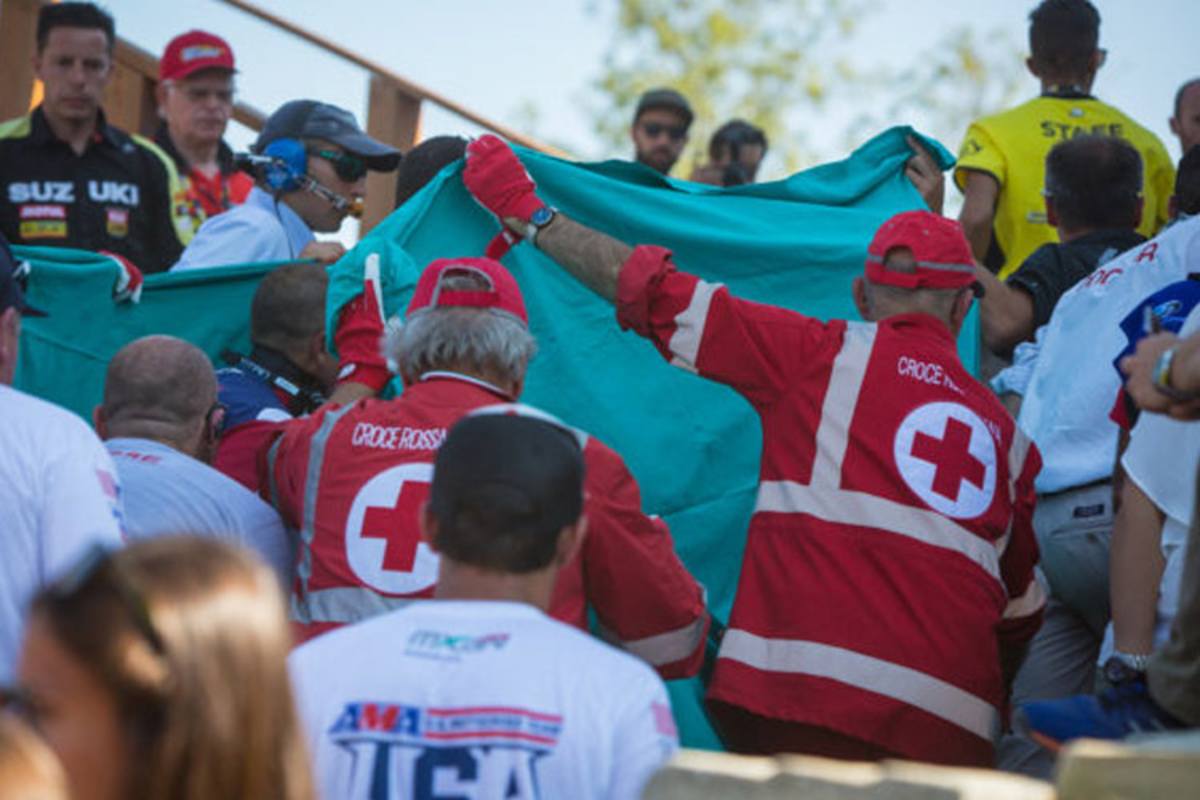 Nach der Tragödie nach Rennen 2 wird Jason Anderson am Streckenrand medizinisch versorgt