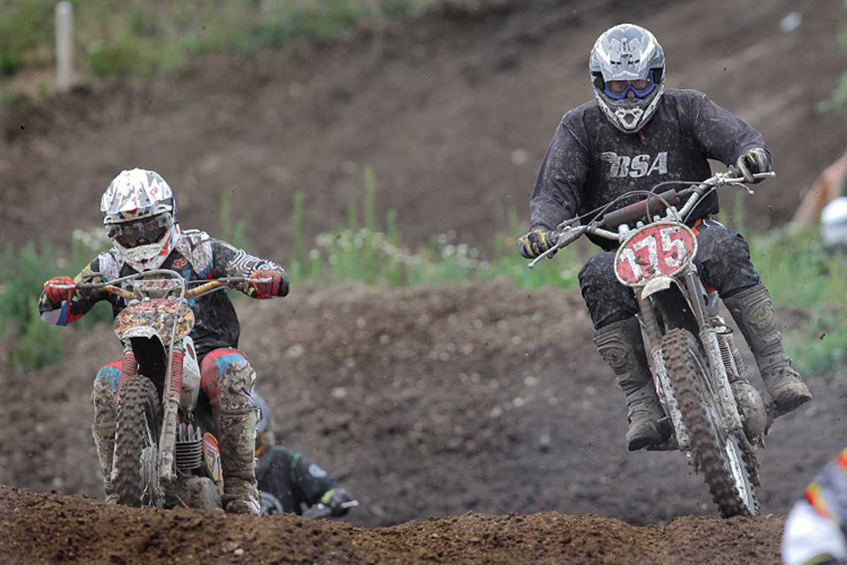 Zwei Generationen, zwei Bikes: Lokalmatador Steffen Teubner (ČZ) und der 81-jährige Klaus Reissmann (BSA)