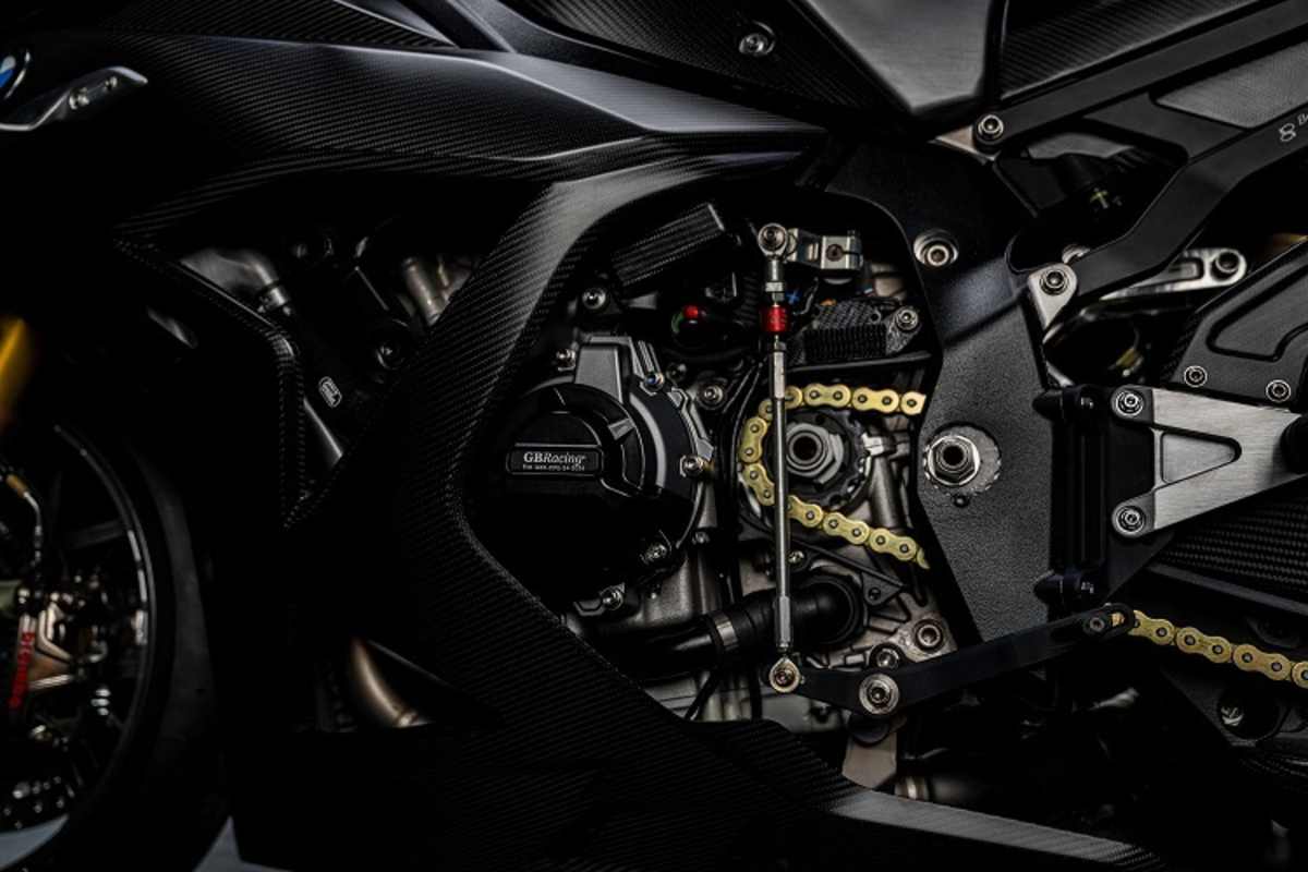 Umgeben von Karbon und 230 PS stark: Der Reihenvierzylinder mit variablen Einlass-Steuerzeiten