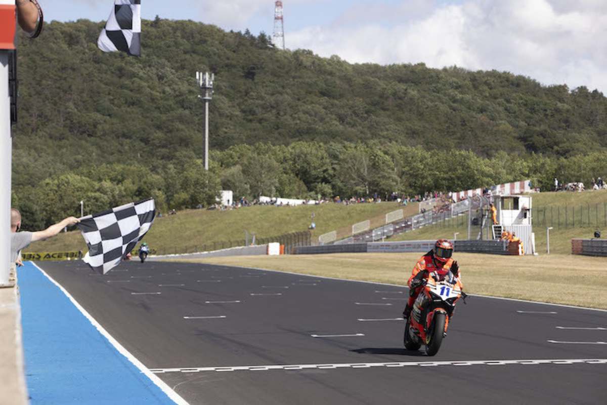 Nicolo Bulega gewinnt Lauf 1