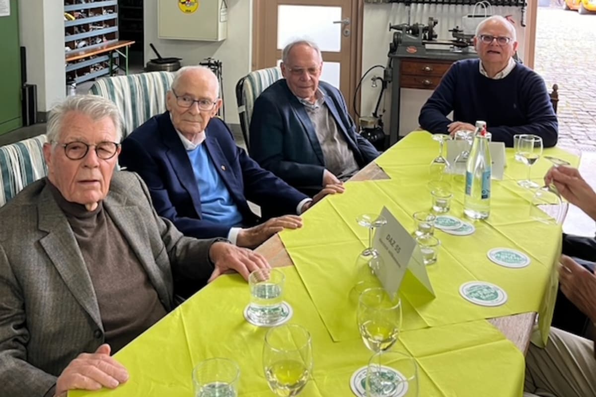 Letztes Wiedersehen mit den alten Freunden: Gäb im April 2024 beim 55jährigen Jubiläumstreffen ehemaliger AZ-Mitarbeiter, darunter die drei Chefredakteure der frühen Jahre. Von links: HW Gäb seine Nachfolger Jürgen Stockmar und Jürgen Reinke