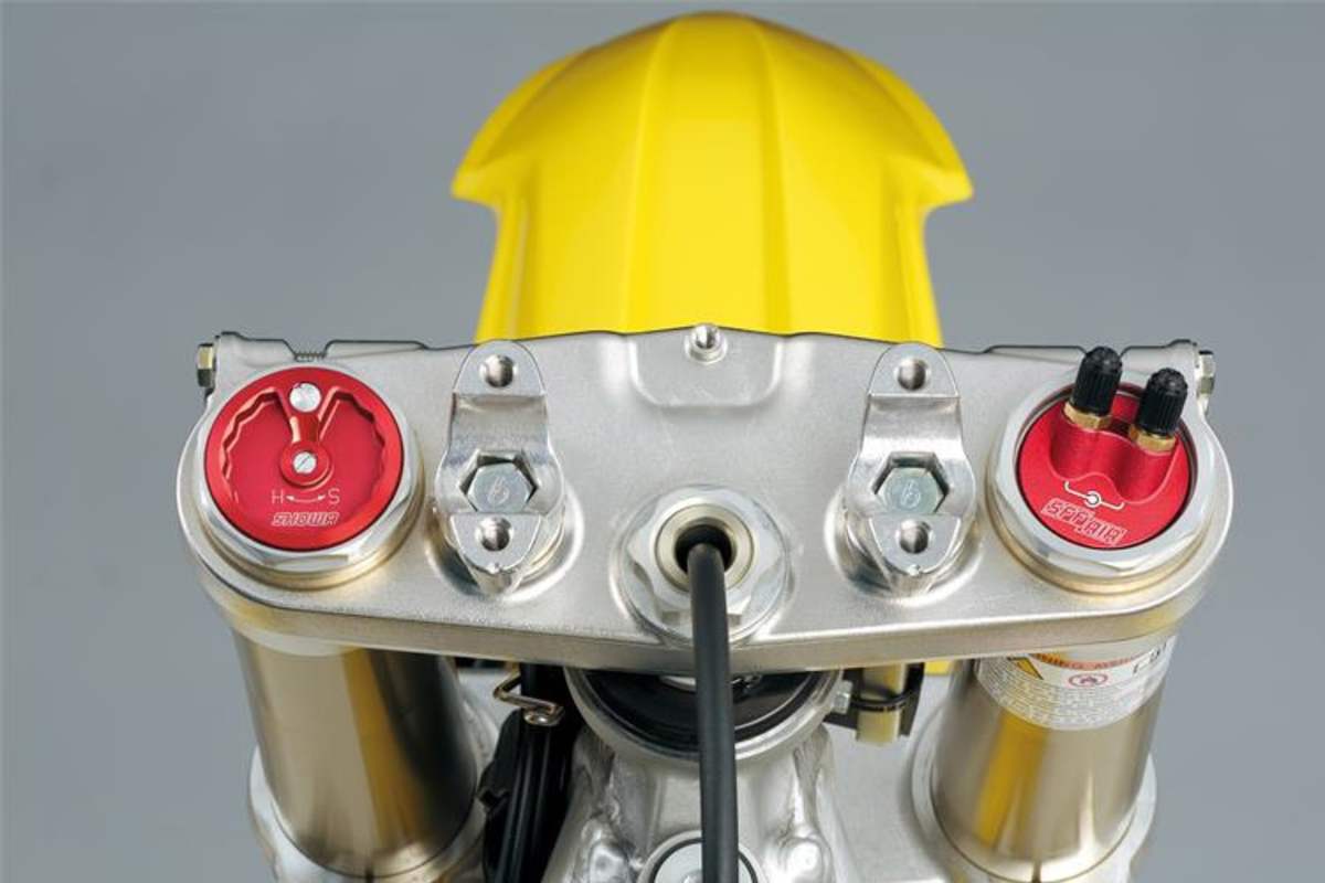 Die Gabelbrücke der asymmetrischen Vordergabel der Suzuki RM-Z450