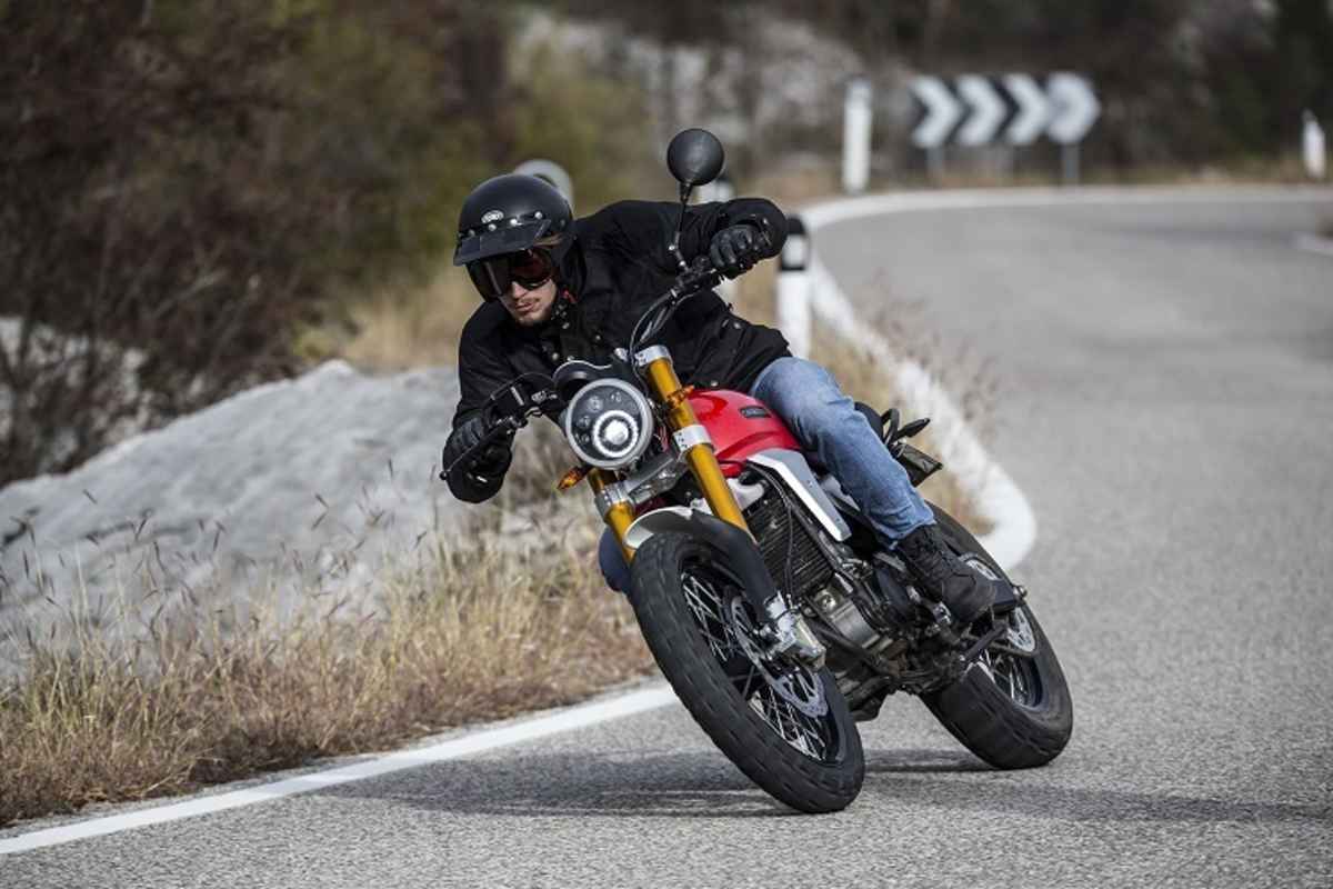 Fantic Caballero in Aktion: Damit muss man gar keine maximale Schräglage fahren, um gut auszusehen