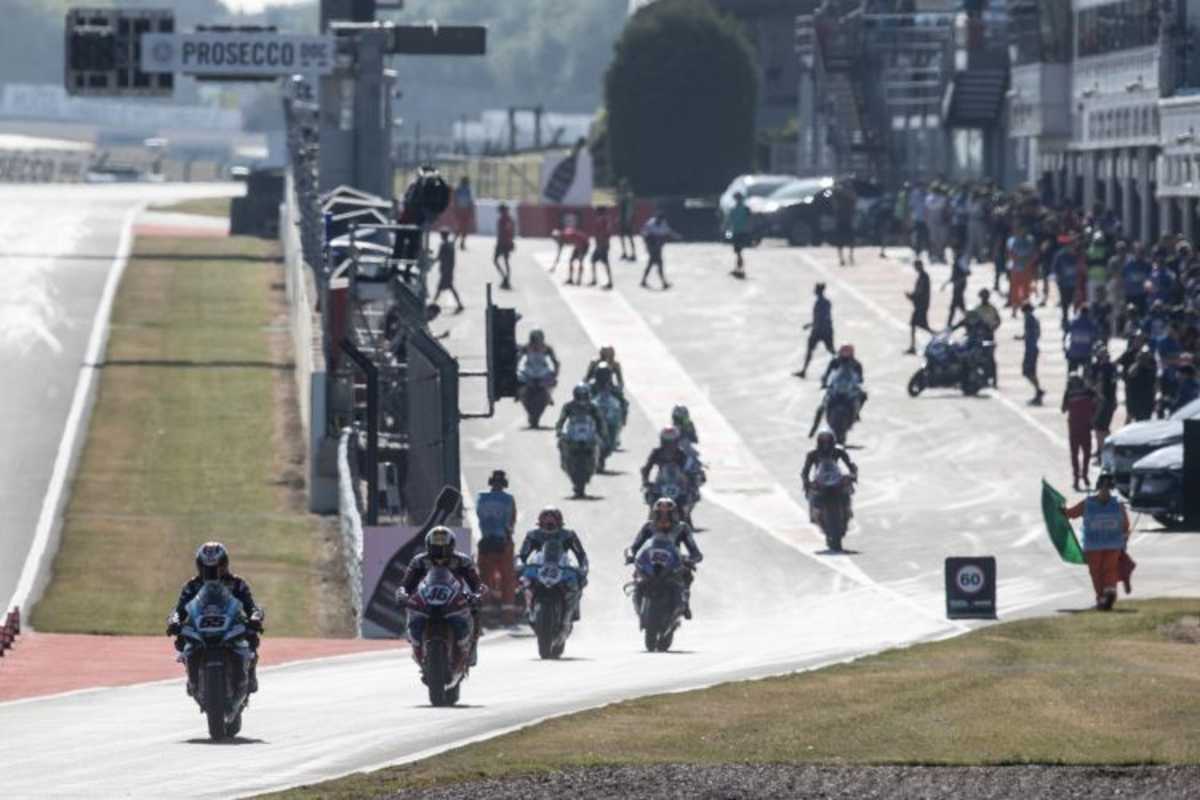 Jonathan Rea führt das Feld an