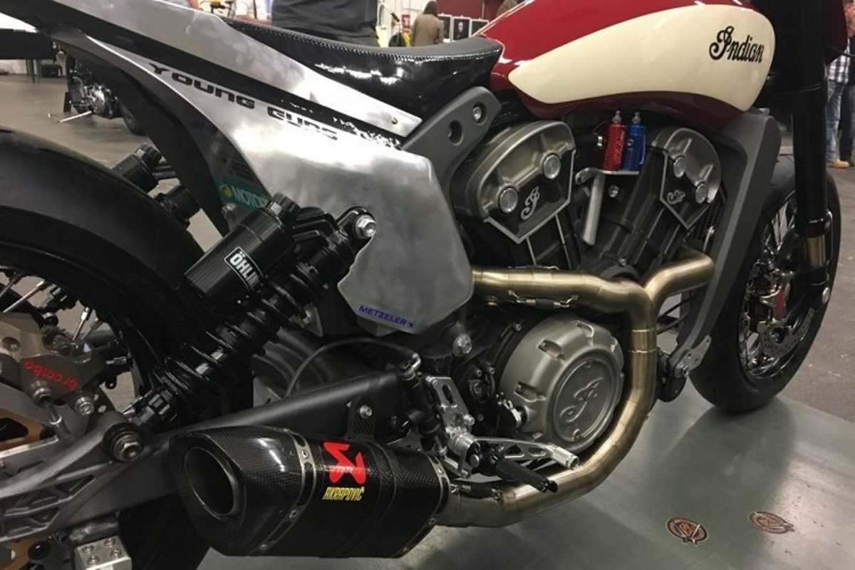 Einstellbare Öhlins-Federbeine (in schwarz), Akrapovic-Karbonflöte