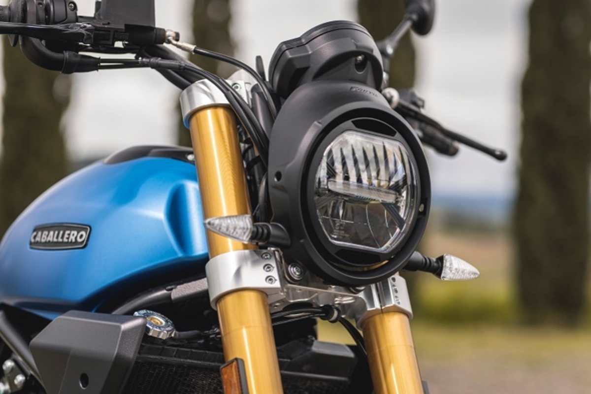 LED-Beleuchtung und ein TFT-Display mit Smartphone-Konnektivität sind ebenfalls Serie