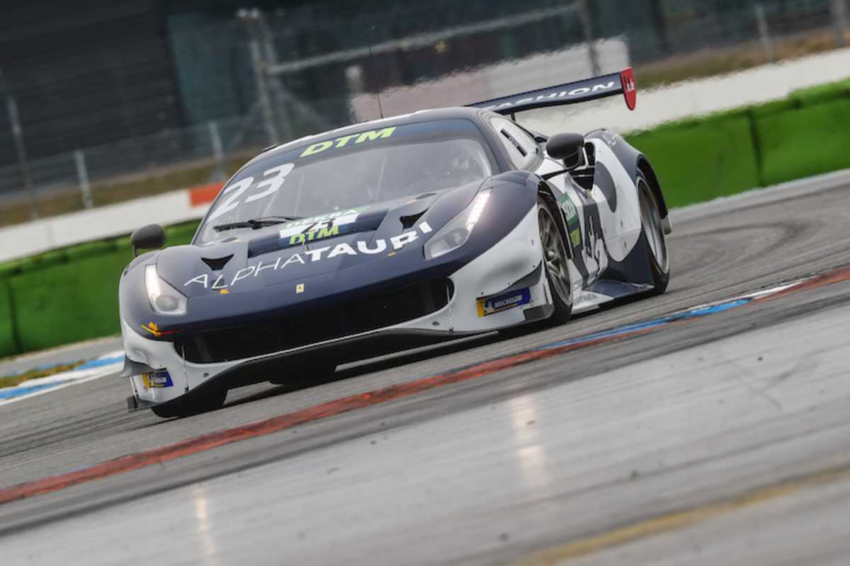 Alex Albon im Ferrari