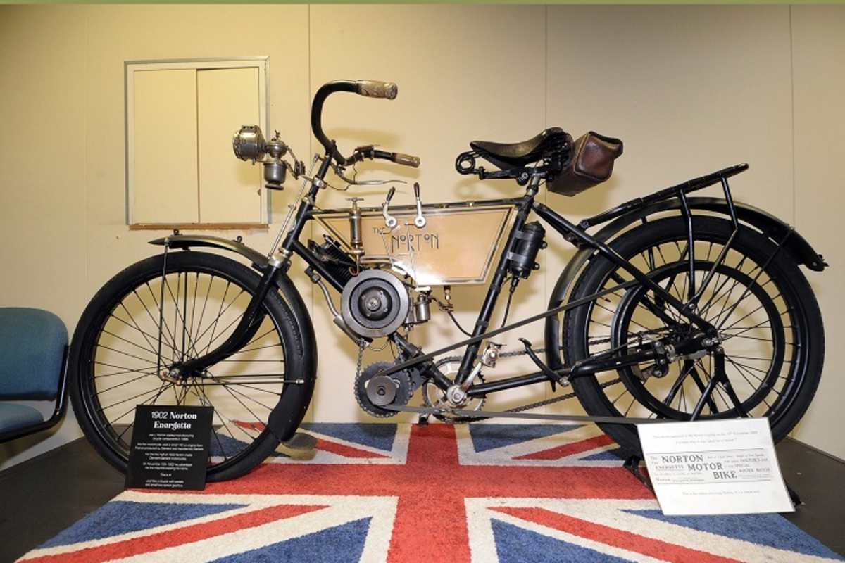 Norton Energette von 1902: Die erste Norton, Einbaumotor von Clement mit 142 ccm, keine Kupplung, kein Schaltgetriebe, Pedale für steile Steigungen