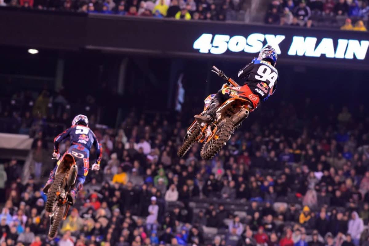 Ken Roczen (94) schnappt sich am Ende Ryan Dungey (5) und beendet das Rennen auf Platz 5