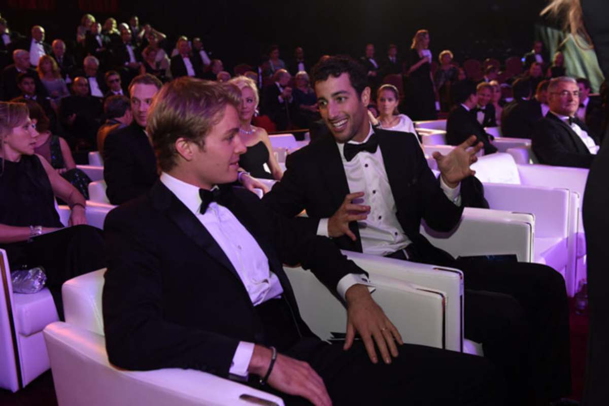 Unterhaltungselement der anderen Art: Daniel Ricciardo amüsiert Nico Rosberg