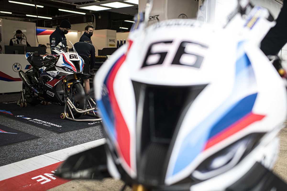 Alles ist in den Farben von M-Sport gehalten