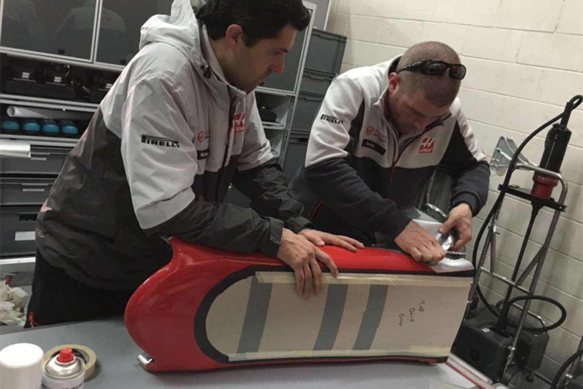 Arbeit an der Fahrzeugnase bei Haas