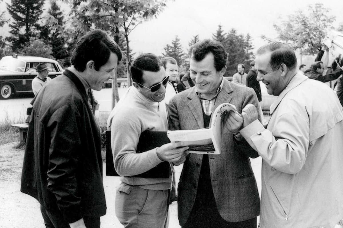 Spass mit Playboy-Heft: Noch rinen Tag vor dem tödlichen Unfall amüsierten sich Scarfiotti und Mitter im Rossfeld-Fahrerlager