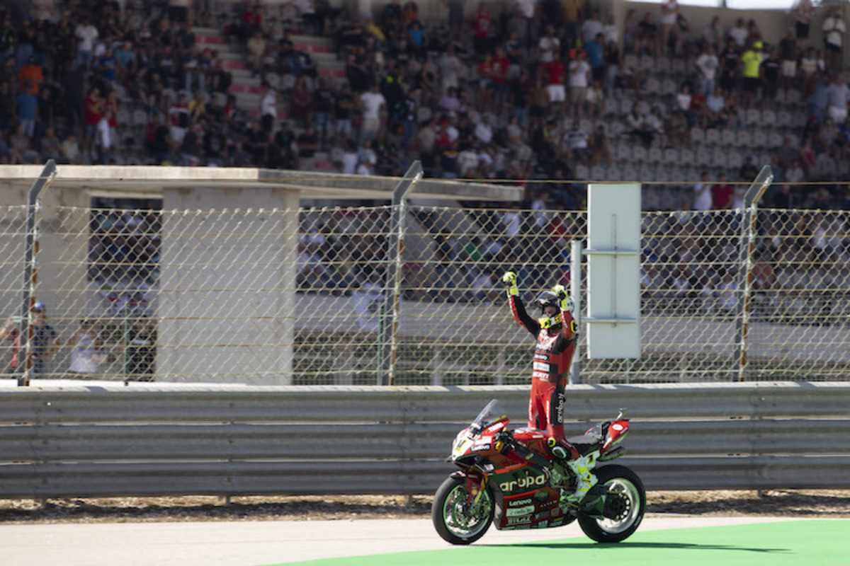 Álvaro Bautista gewinnt das Rennen