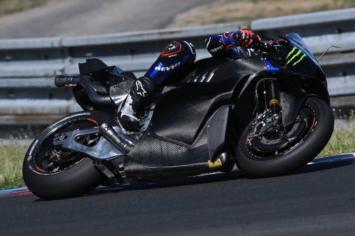 Augusto Fernandez mit dem V4-Bike von Yamaha