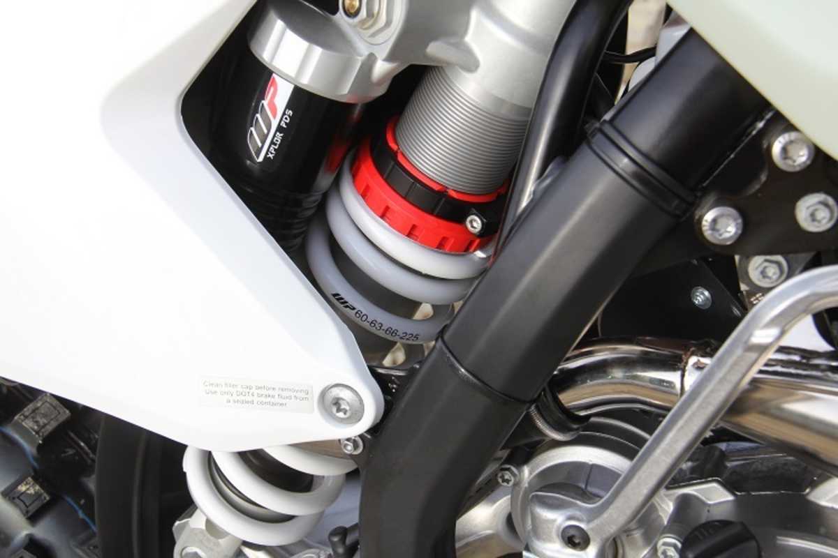 Leichteres Federbein mit neu konstruierten Innereien und dreifach progressiver Feder