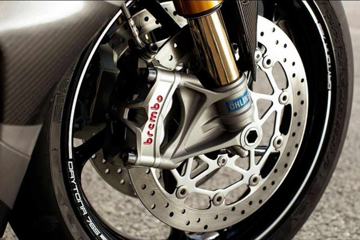 Stylema-Radialzangen von Brembo, NIX30-Gabel mit 120 mm Federweg von Öhlins, leichtere Gussräder, Pirelli Diablo Supercorsa SP - weitere Wünsche?