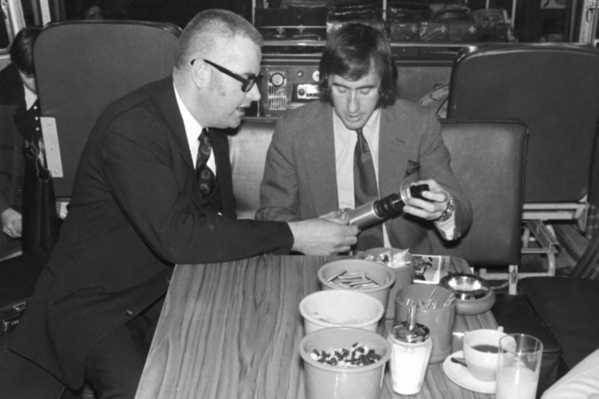 F1-Weltmeister als Gast: Jackie Stewart lässt sich 1971 von Emde die Vorzüge des Bilstein Gasdruckdämpfers erklären