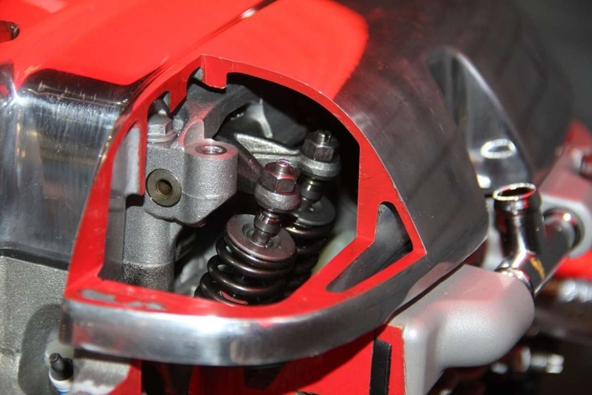 OHC, 4 Ventile, die der versierte Hobbyschrauber selber einstellen kann