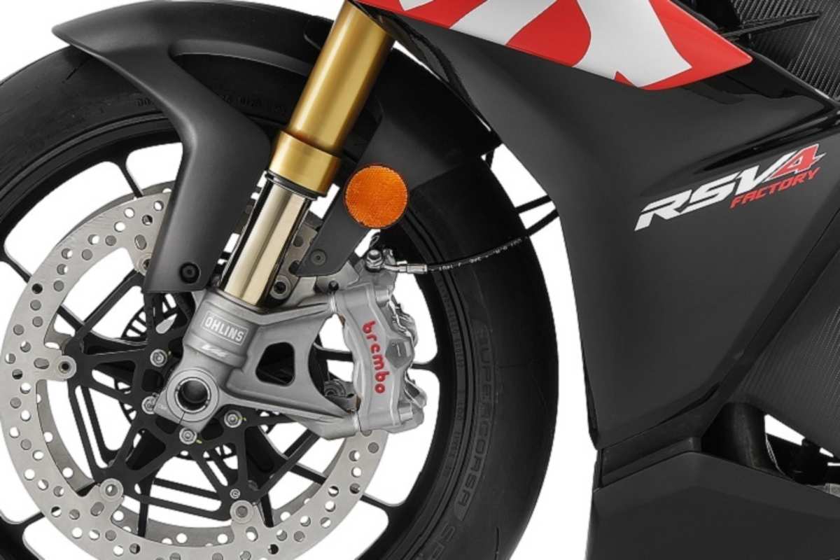 Semiaktives Öhlins-Fahrwerk, Schmiederäder und Brembo Stylema Bremszangen zeichnen das Factory-Modell aus